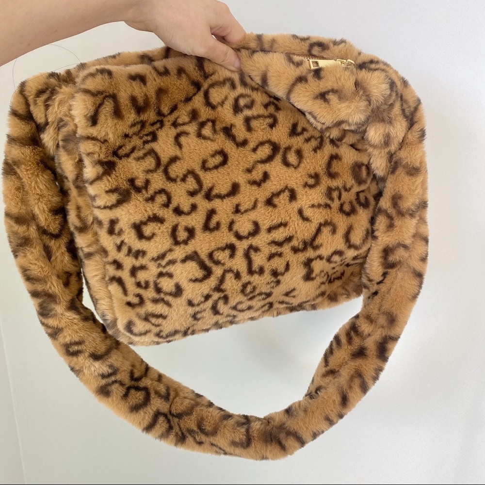 Fluffy leopard pattern shoulder bag